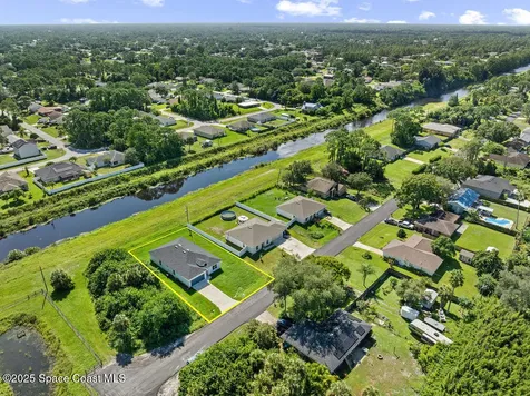 529 Tejon Avenue SW Palm Bay FL 32908