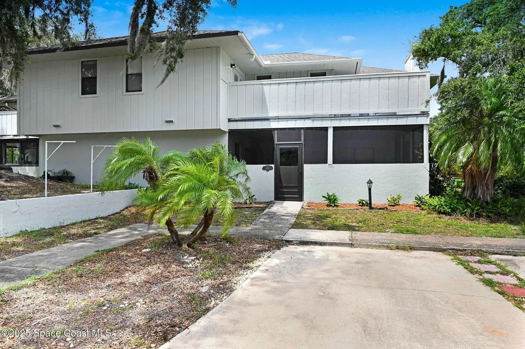 1935 Dipol Courtway Titusville FL 32780