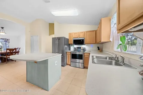 990 Sablon Street SE Palm Bay FL 32909