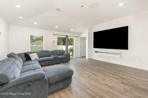 1534 Pine Street Orlando FL 32824