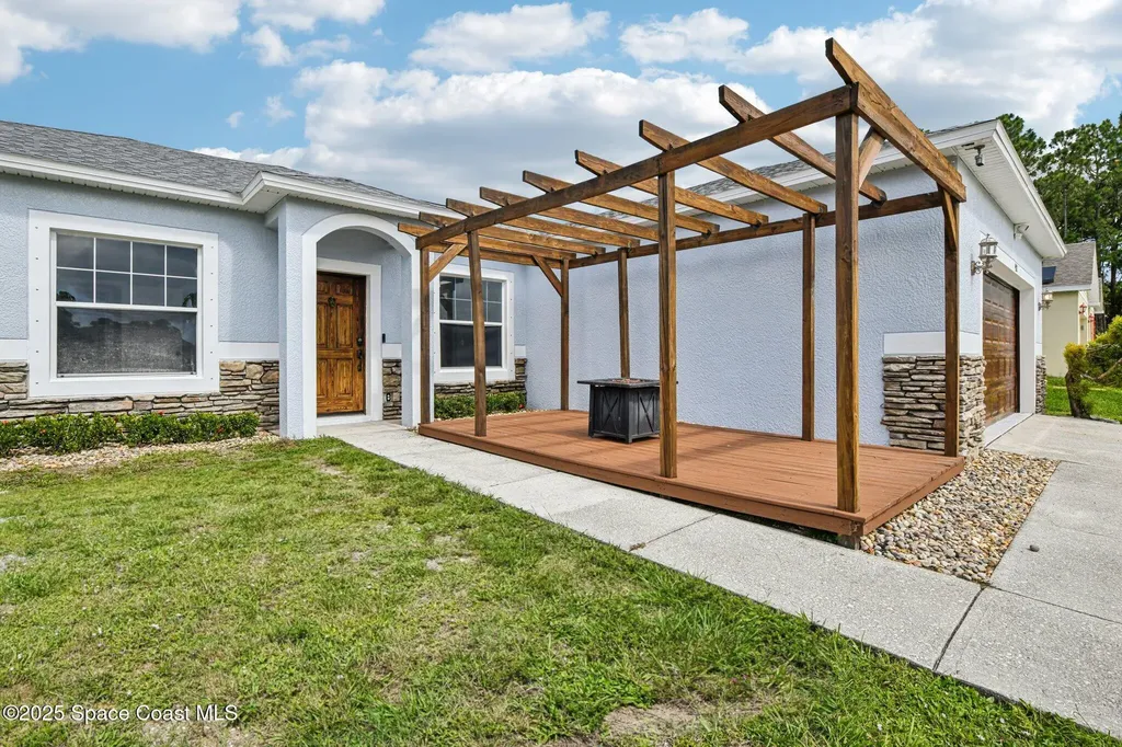 982 Colonial Avenue SE Palm Bay FL 32909