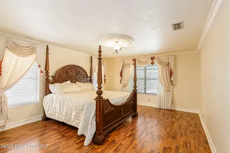 520 Bay Circle Indian Harbour Beach FL 32937