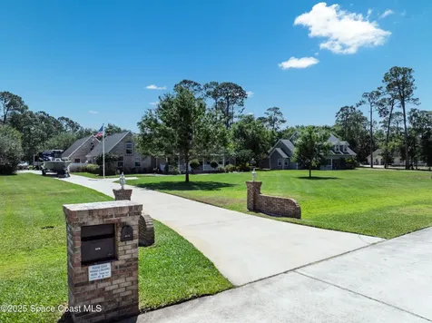 5670 Bob White Trail Mims FL 32754