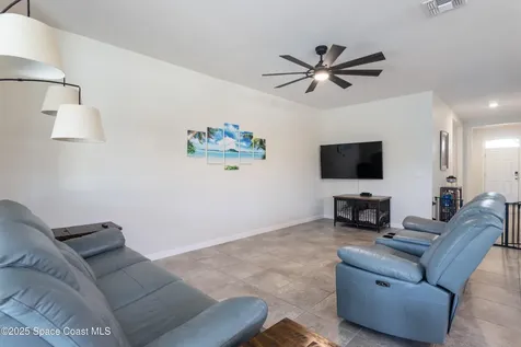 527 Old Country Road SE Palm Bay FL 32909