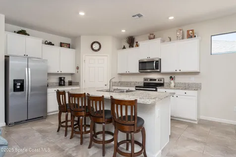 527 Old Country Road SE Palm Bay FL 32909
