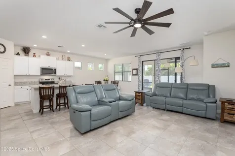 527 Old Country Road SE Palm Bay FL 32909