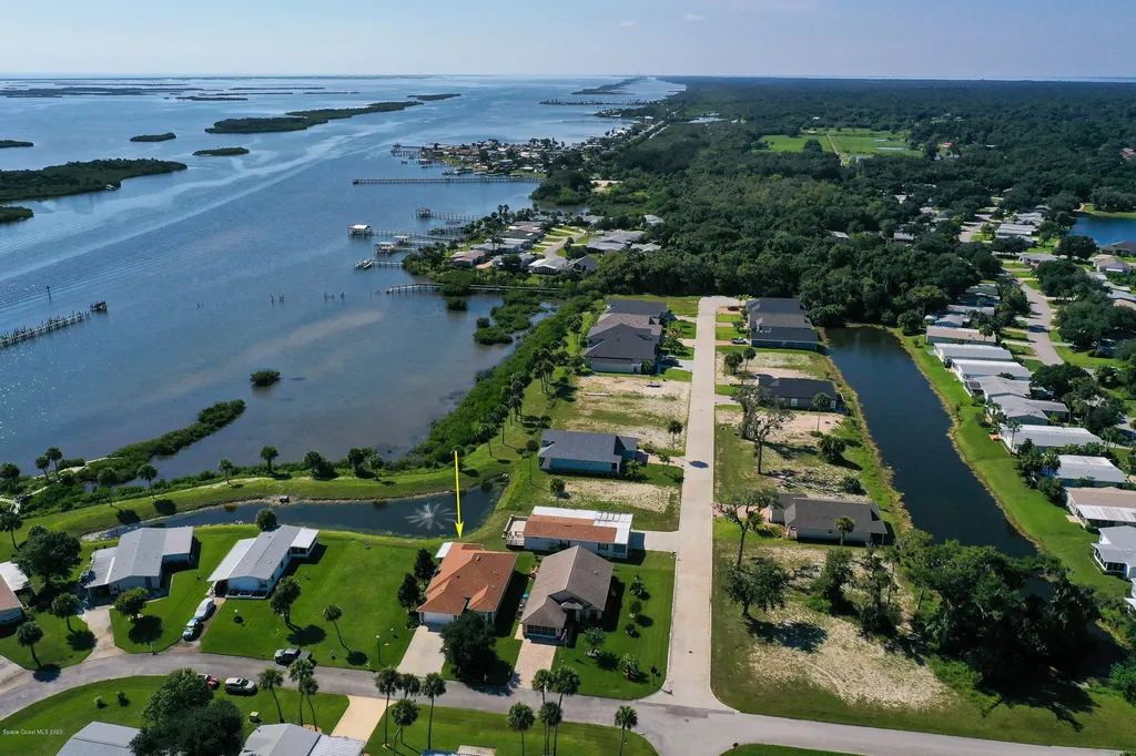 239 Golden Bay Boulevard Oak Hill FL 32759