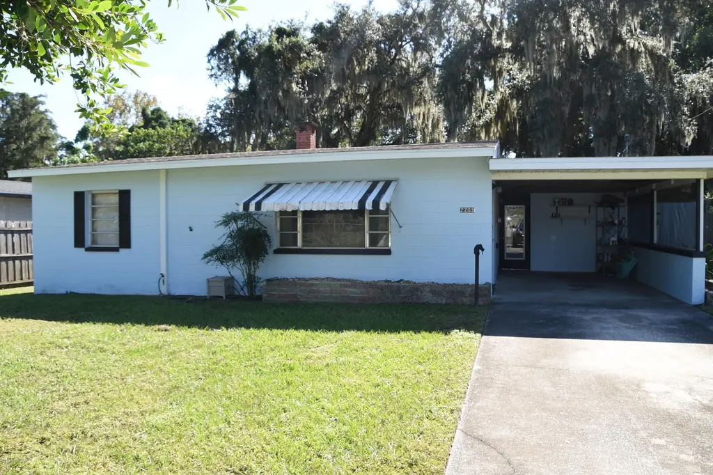 2209 Hutchinson Avenue Leesburg FL 34748