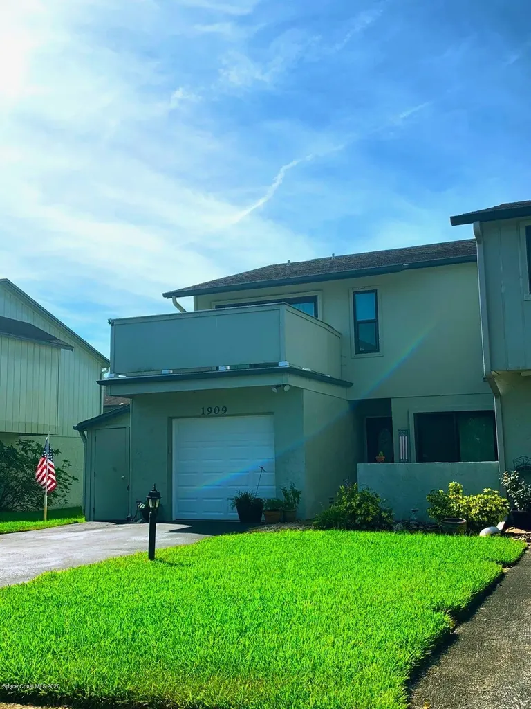 1909 Dipol Courtway Titusville FL 32780