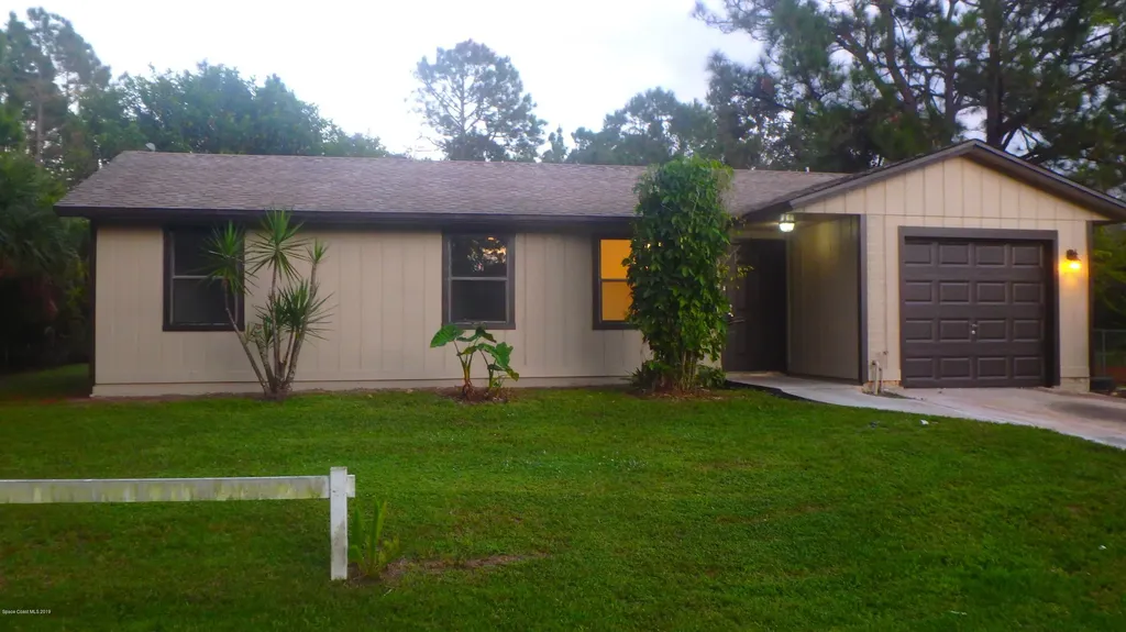 725 Santo Domingo Avenue SW Palm Bay FL 32908