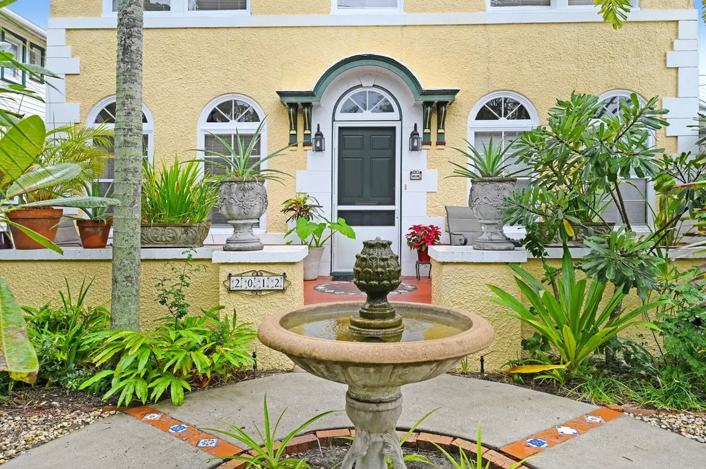 2012 Waverly Place Melbourne FL 32901