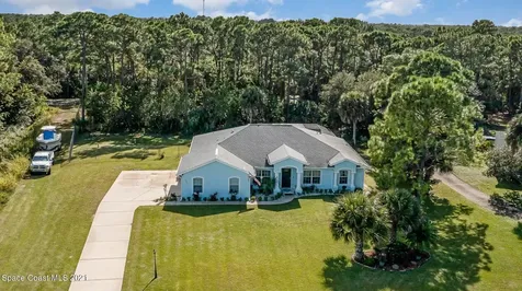 4504 Hunters Run Circle Grant FL 32949