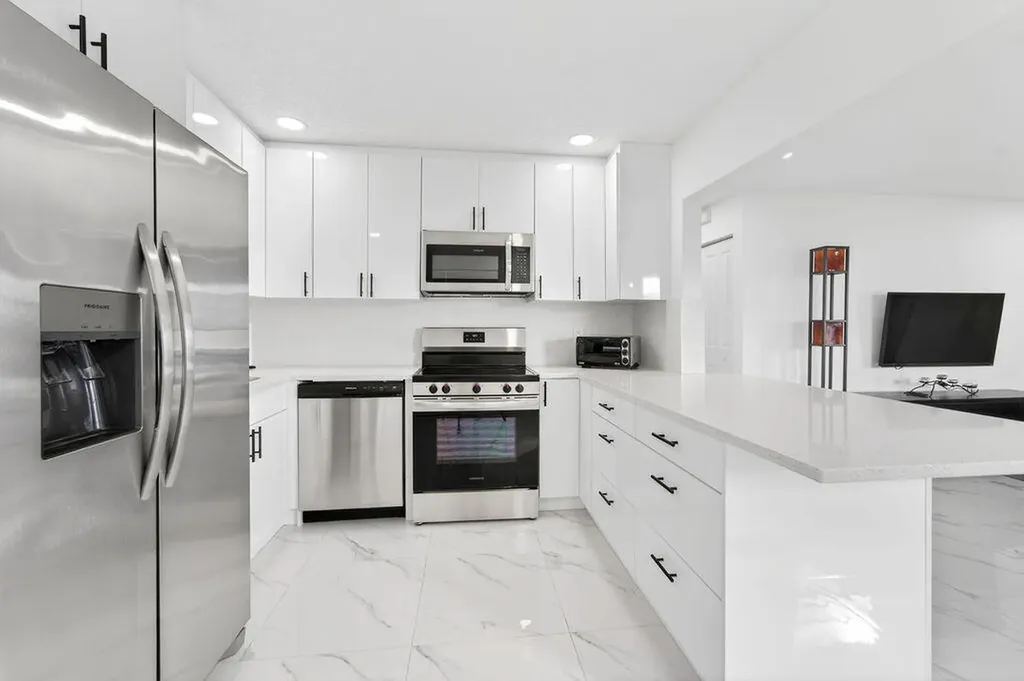 688 Sw Lake Court Boynton Beach FL 33426