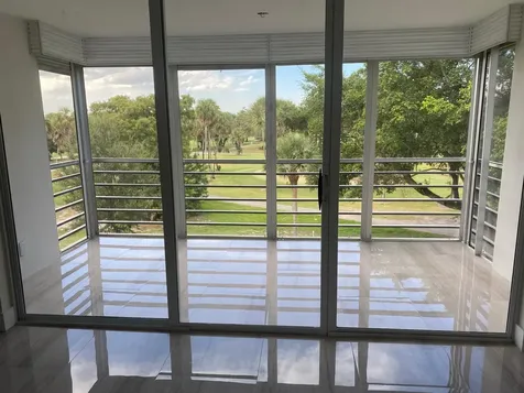 3960 Oaks Clubhouse Drive Pompano Beach FL 33069