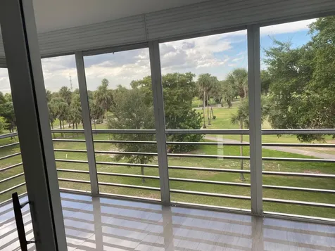 3960 Oaks Clubhouse Drive Pompano Beach FL 33069