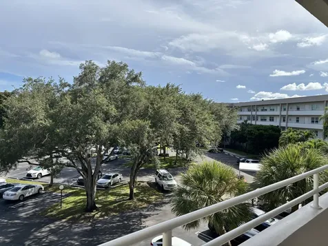 3960 Oaks Clubhouse Drive Pompano Beach FL 33069
