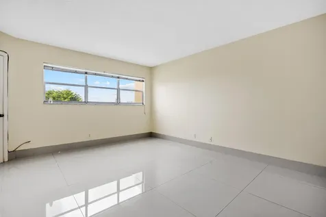 3590 Via Poinciana Lake Worth FL 33467