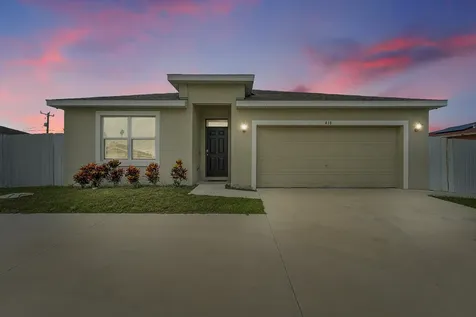 418 Nw Airoso Boulevard Port Saint Lucie FL 34983