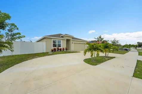 418 Nw Airoso Boulevard Port Saint Lucie FL 34983