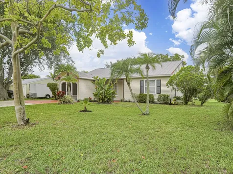 2050 Se West Dunbrooke Circle Port Saint Lucie FL 34952