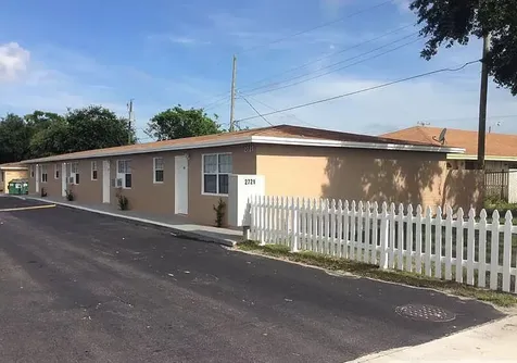 2721 Avenue Riviera Beach FL 33404