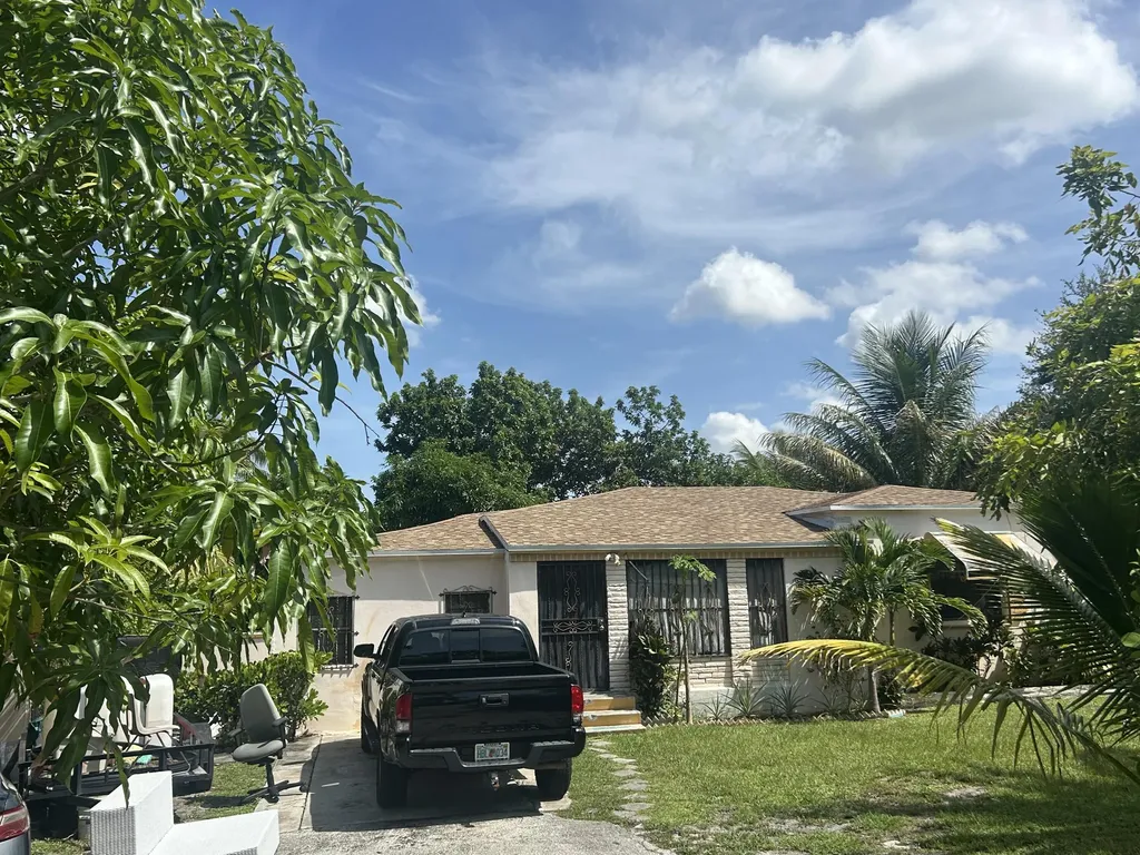 565 Nw 143rd Street Miami FL 33168