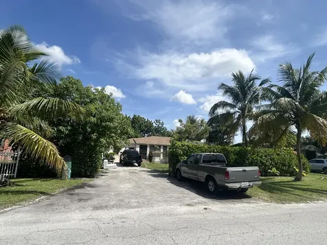 565 Nw 143rd Street Miami FL 33168