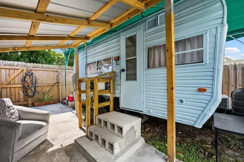 313 Sw 7th Street Hallandale Beach FL 33009