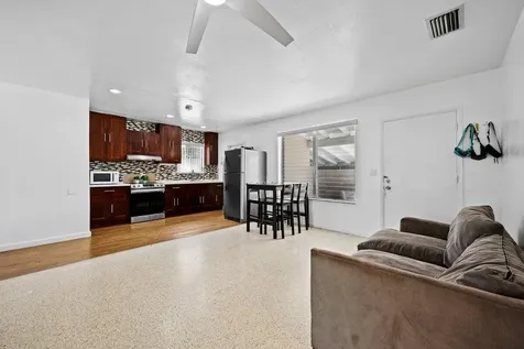 313 Sw 7th Street Hallandale Beach FL 33009