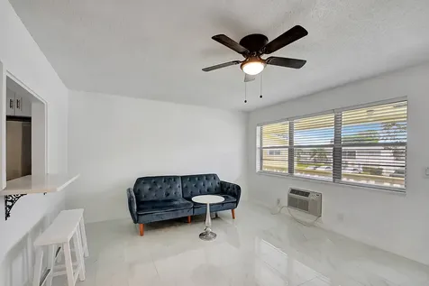 326 Camden N West Palm Beach FL 33417
