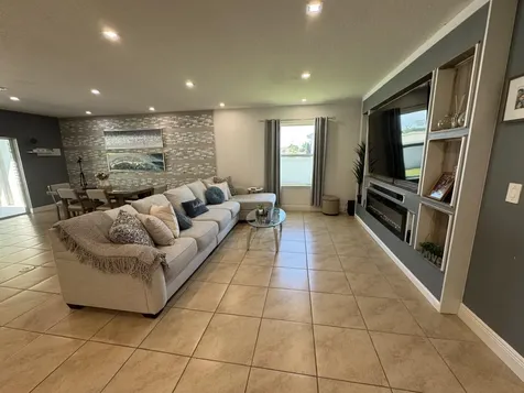 5252 Nw East Piper Circle Port Saint Lucie FL 34986