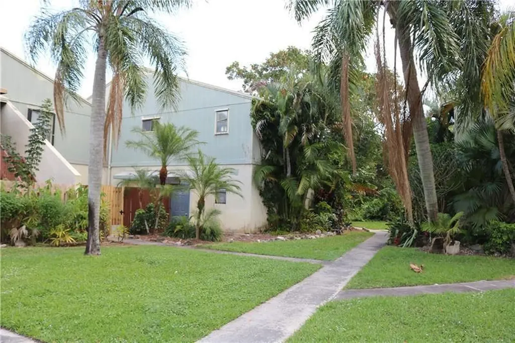 15 Crossings Circle Boynton Beach FL 33435