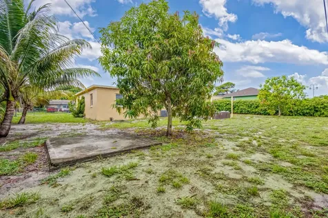 1136 W 7th Street Riviera Beach FL 33404