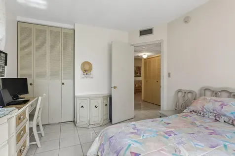 5111 W Oakland Park Boulevard Lauderdale Lakes FL 33313