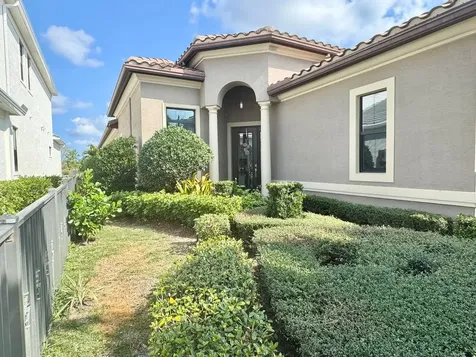 320 Se Fascino Circle Port Saint Lucie FL 34984