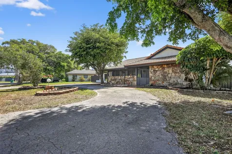 19811 W Oakmont Drive Hialeah FL 33015