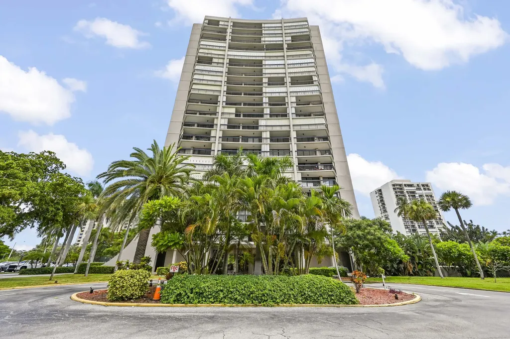 2425 Presidential Way West Palm Beach FL 33401