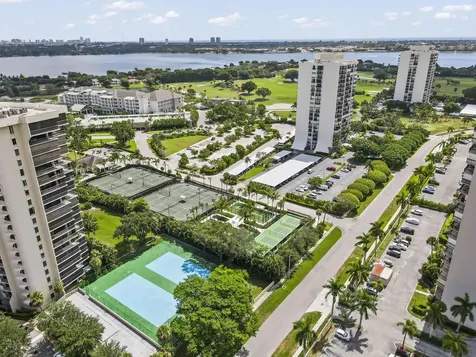 2425 Presidential Way West Palm Beach FL 33401