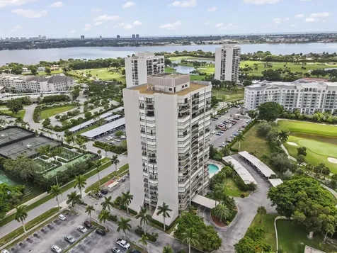 2425 Presidential Way West Palm Beach FL 33401