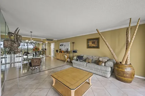 2425 Presidential Way West Palm Beach FL 33401