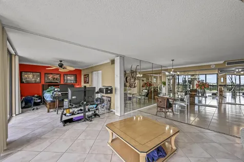 2425 Presidential Way West Palm Beach FL 33401