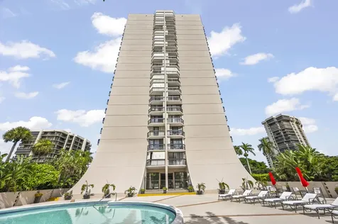 2425 Presidential Way West Palm Beach FL 33401