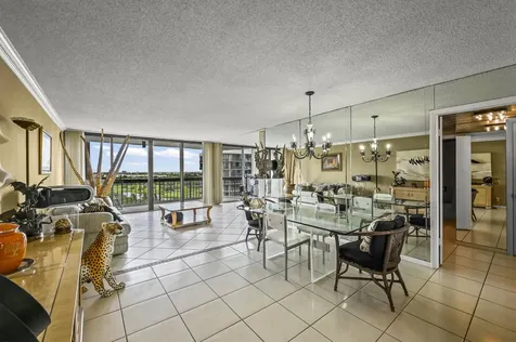 2425 Presidential Way West Palm Beach FL 33401