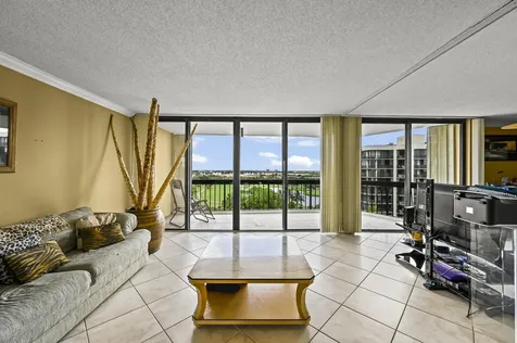 2425 Presidential Way West Palm Beach FL 33401