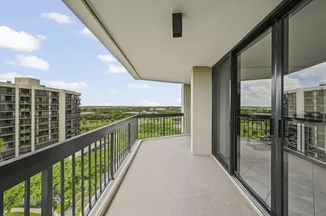 2425 Presidential Way West Palm Beach FL 33401