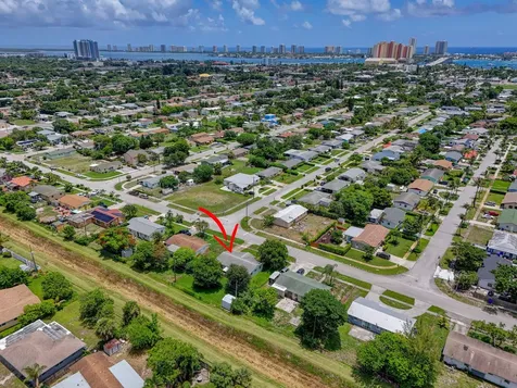 2251 E Avenue H Riviera Beach FL 33404