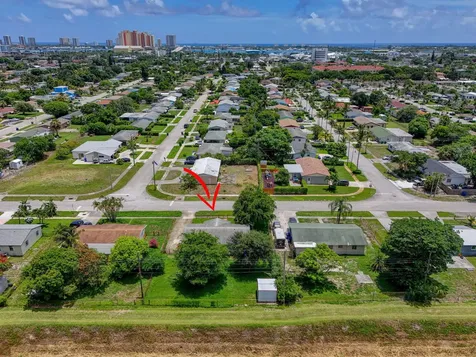 2251 E Avenue H Riviera Beach FL 33404