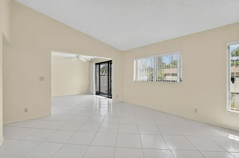 8129 Springtree Road Boca Raton FL 33496
