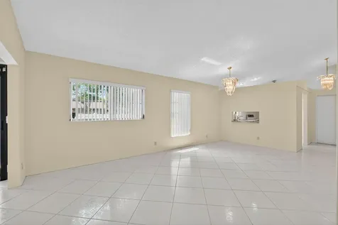 8129 Springtree Road Boca Raton FL 33496