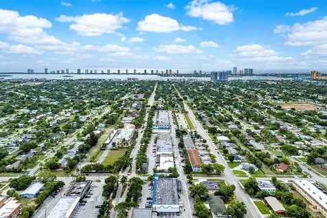 810 Park Avenue Lake Park FL 33403